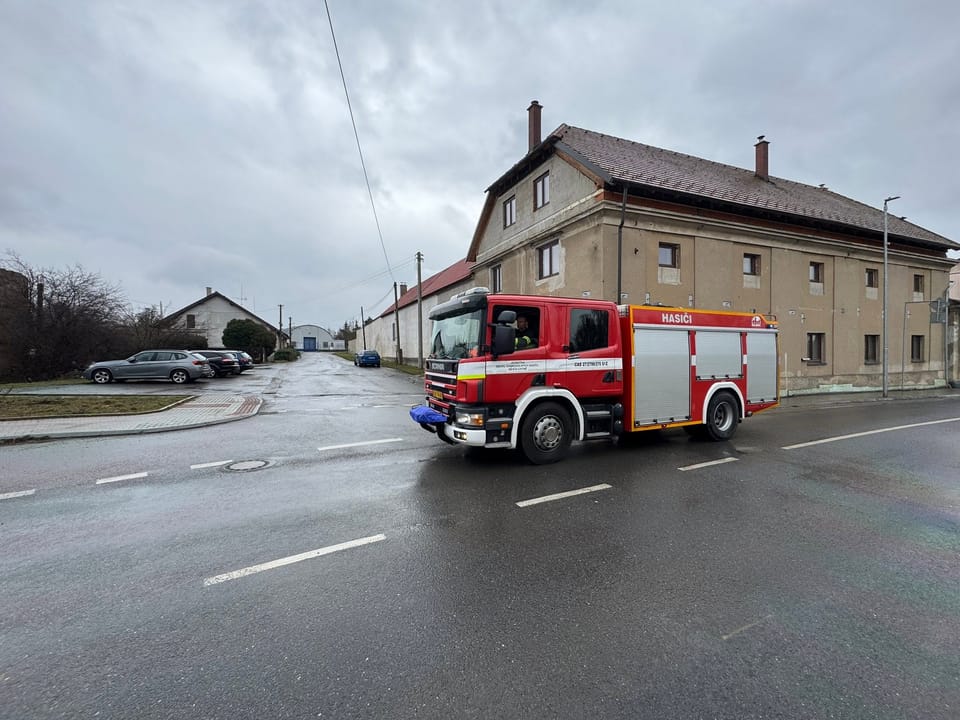 Cisterna Scania jednotky Chýně projíždí obcí