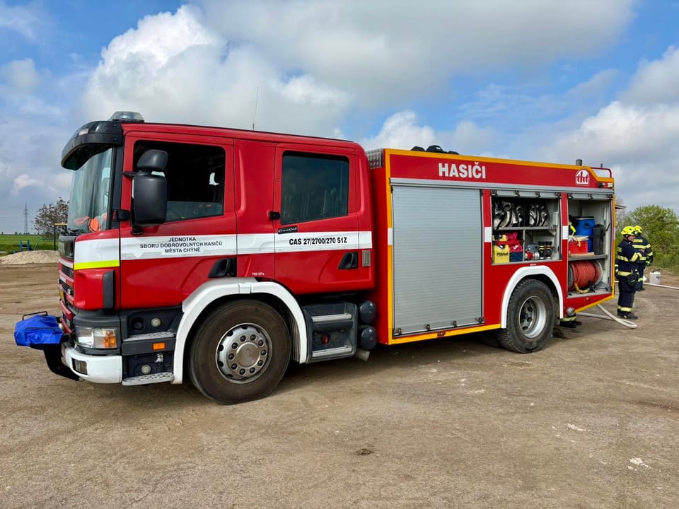 Boční pohled na cisternu Scania CAS 27/3000/50 jednotky Chýně s otevřenými úložnými prostory